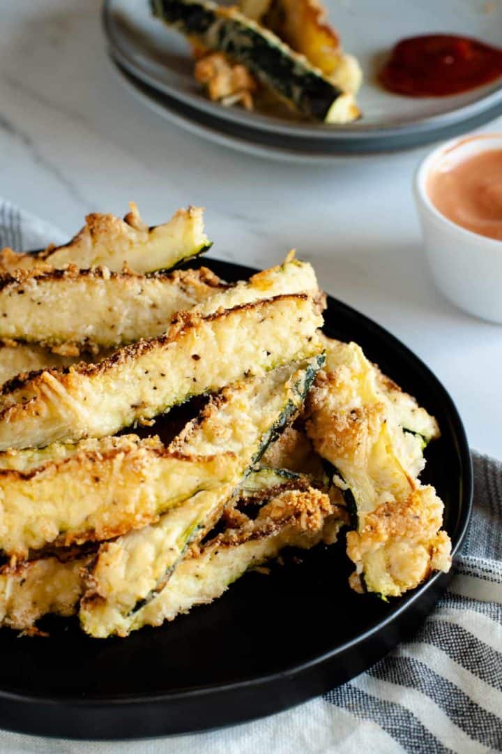close up of crisped parmesan on the oven baked parmesan zucchini fries